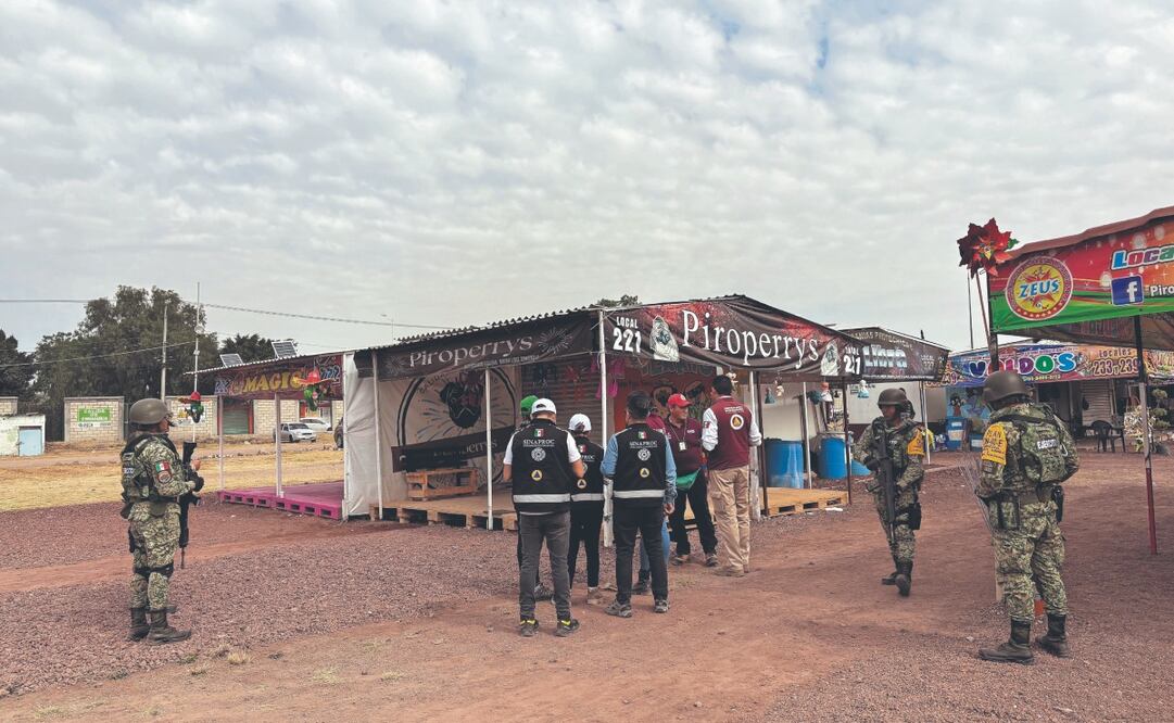 Autoridades también acudieron al Mercado de San Pablito, en Tultepec, a fin de constatar que cumplan con las normas de seguridad. Foto: de ARTURO CONTRERAS. EL UNIVERSAL