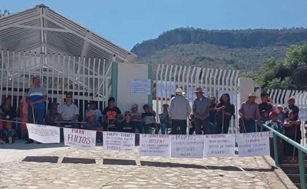 Pobladores de San Juan Yuta, Oaxaca, liberan a trabajadores del IMSS-Bienestar, señalados de malos tratos y ausentismo (27/02/2025). Foto: Especial