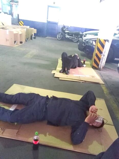 Castigan a policías por faltar en Navidad y Año Nuevo; duermen en cajas de cartón