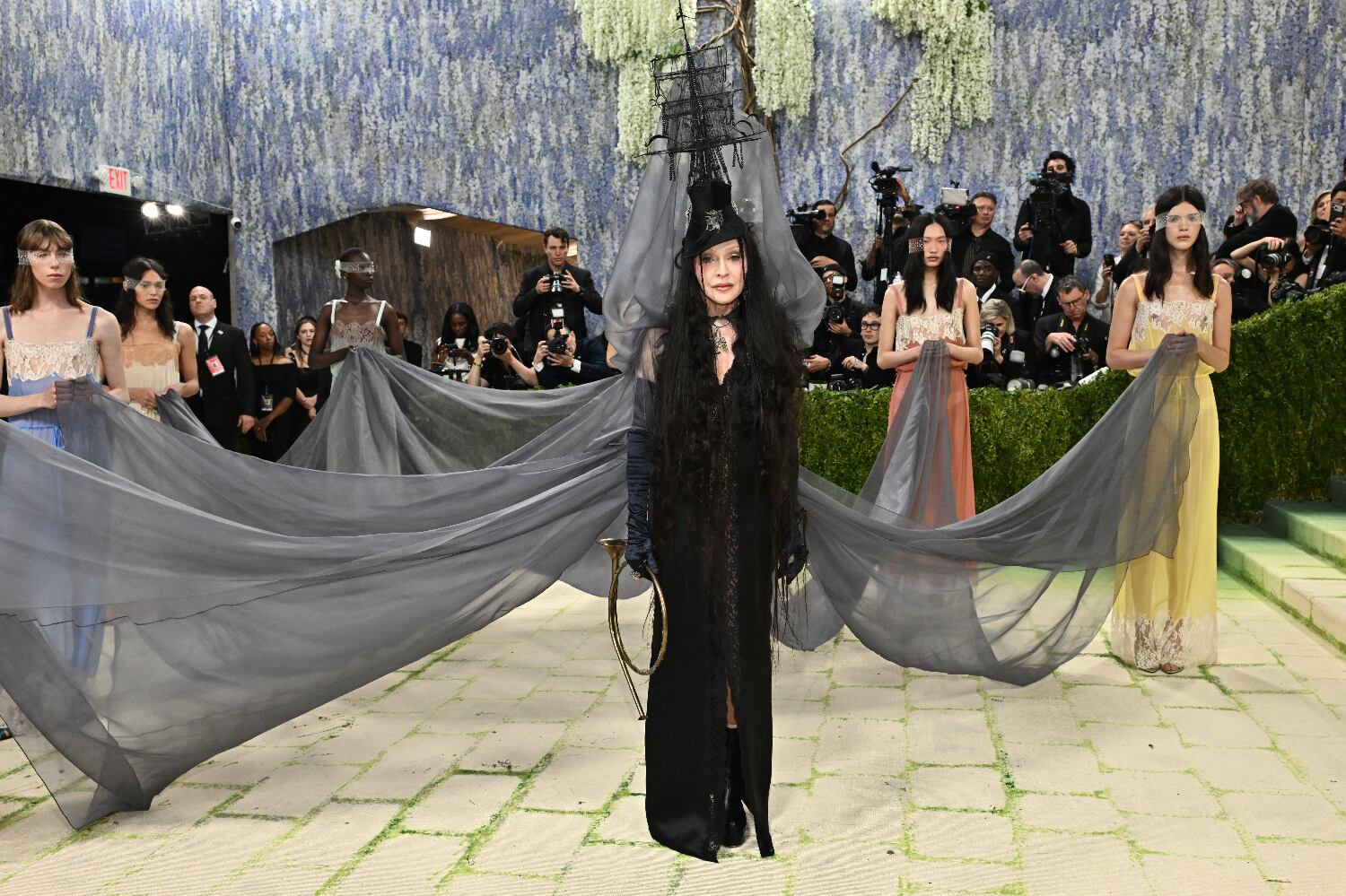 ¿Cómo surgió la emblemática obra de Leonora Carrington  en la que Madonna  inspiró su vestido de la Met Gala 2026? 

Esta es la historia del cuadro realizado en 1945 ️