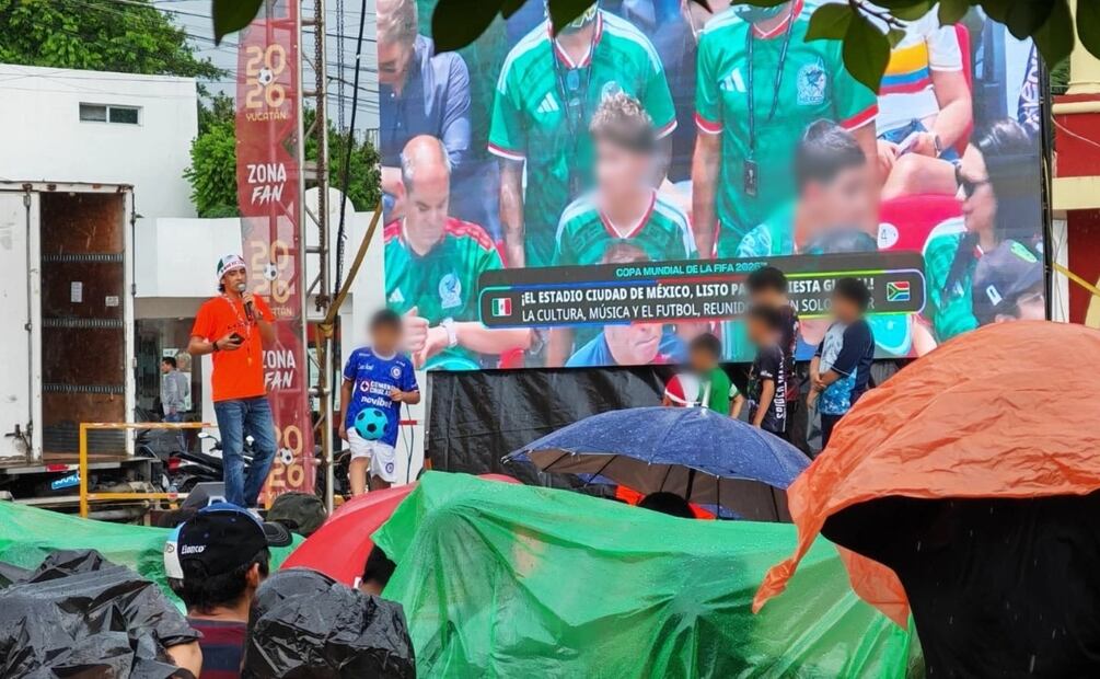 La lluvia no fue un obstáculo para que cientos de aficionados desbordaran entusiasmo en cada una de las sedes, donde el Gobierno estatal instaló pantallas gigantes para que los yucatecos disfrutaran. | Foto: Especial.