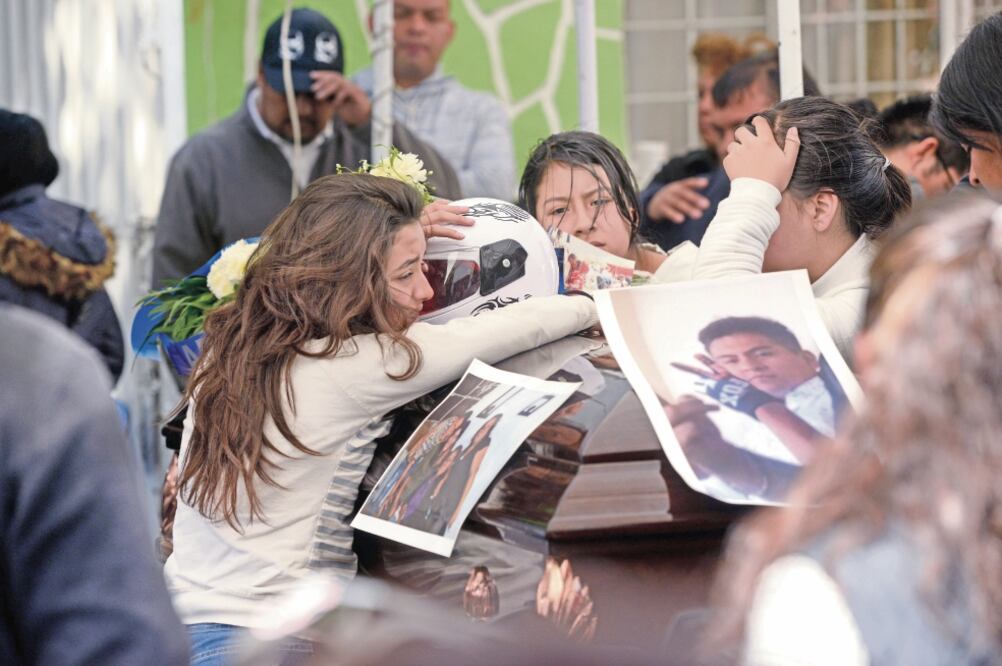 Familiares y amigos de Alejandro lo despidieron ayer. Afirman que, pese a realizar docenas de llamadas, nadie se presentó a atenderlos (GUILLERMO PEREA. EL UNIVERSAL)