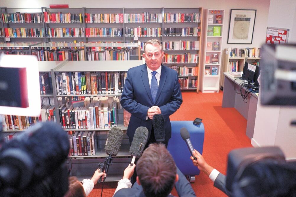 El ministro británico de Comercio, Liam Fox, habló en una conferencia sobre la renuncia del embajador británico, Kim Darroch, en Londres. Foto: HENRY NICHOLLS. REUTERS