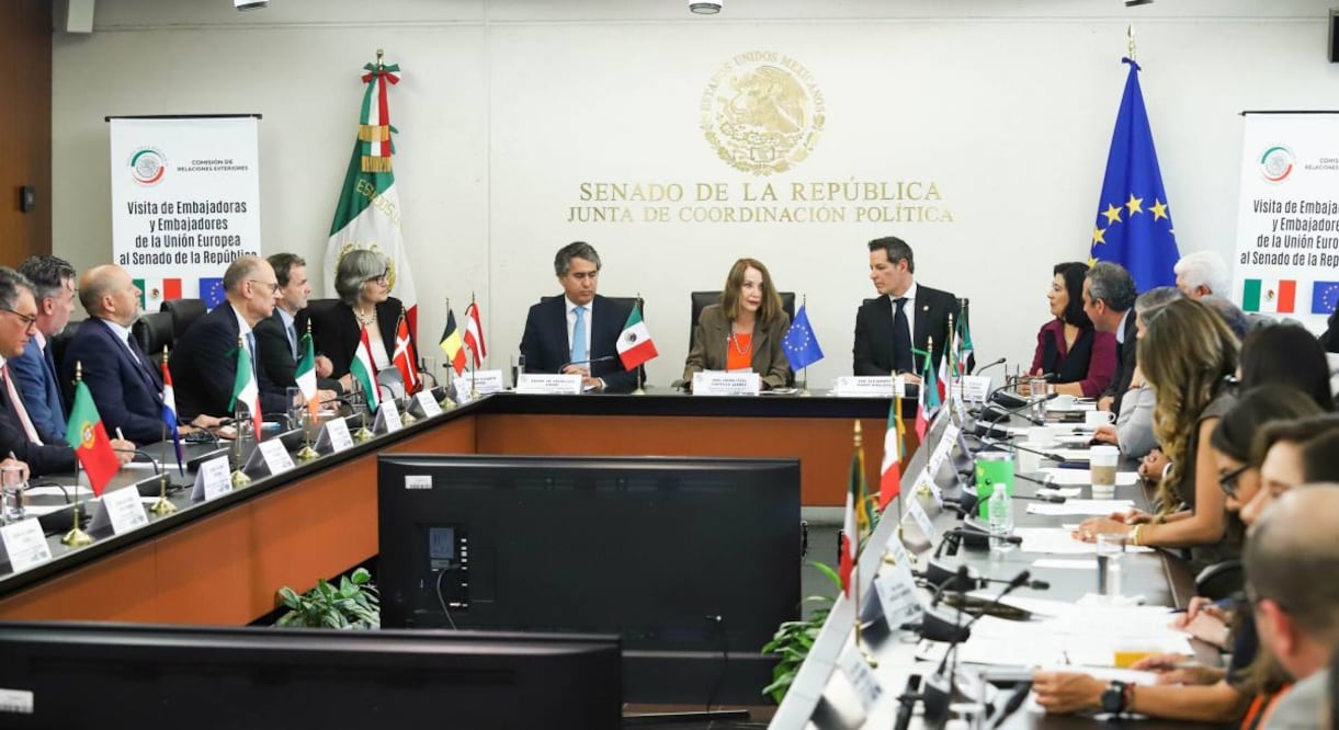 La comisión de relaciones exteriores del Senado de la República recibe a integrantes del cuerpo diplomático de la Unión Europea (UE), encabezado por el embajador Francisco André. Foto: X @senadomexicano