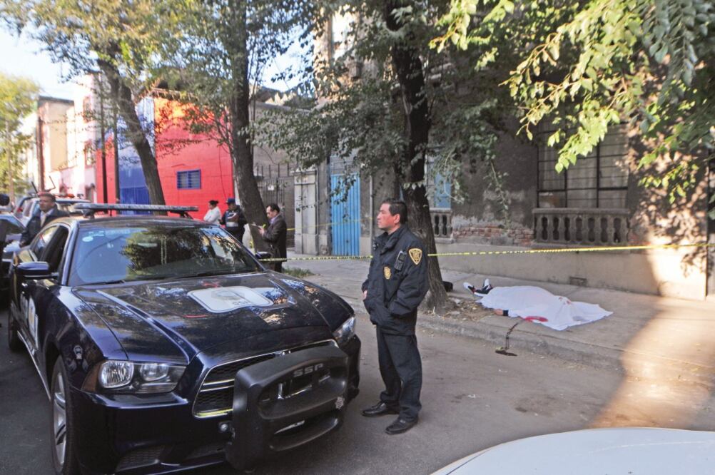 En las calles de Dr. Enrique González Martínez y Eligio Ancona, en Santa María la Ribera, quedó el cuerpo del hombre de 43 años (HUGO GARCÍA. EL UNIVERSAL)