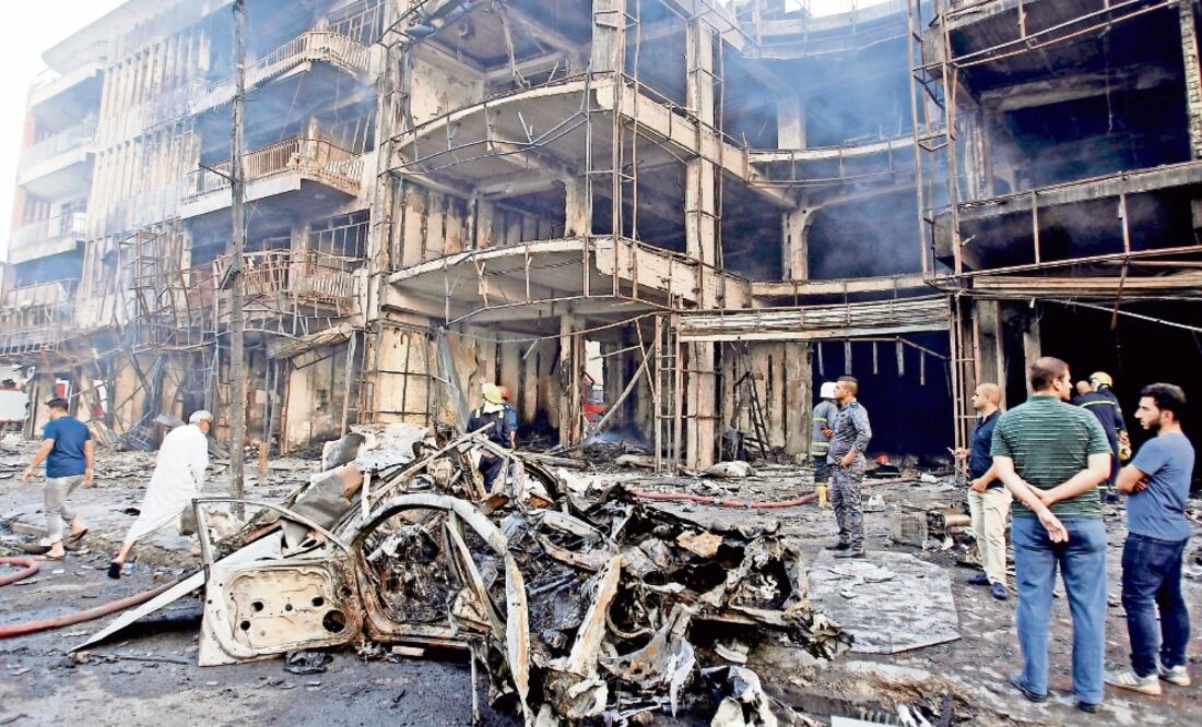 La explosión con coche bomba tuvo lugar en una zona comercial del barrio de Karada, en la capital iraquí (KHALID AL MOUSILY. REUTERS)