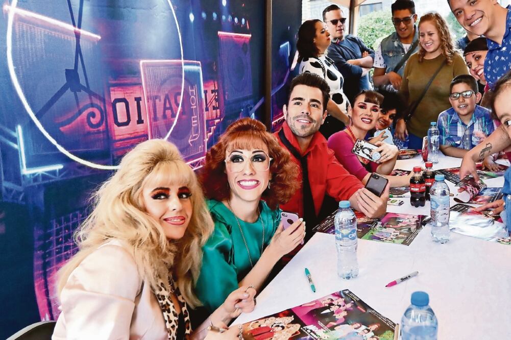 Los actores ofrecieron autógrafos y fotos en la calle de Madero (ARIEL OJEDA. EL UNIVERSAL)