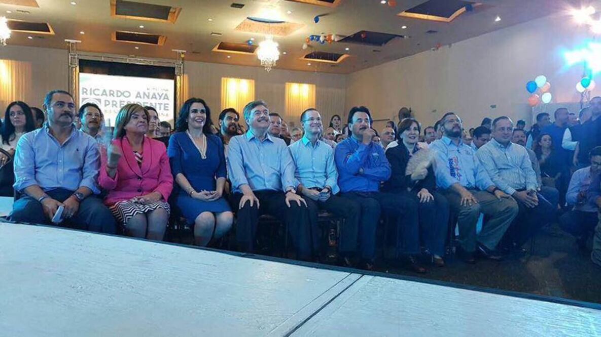 Al fondo del salón se observa una proyección con las palabras "Ricardo Anaya presidente". Fotografía Especial