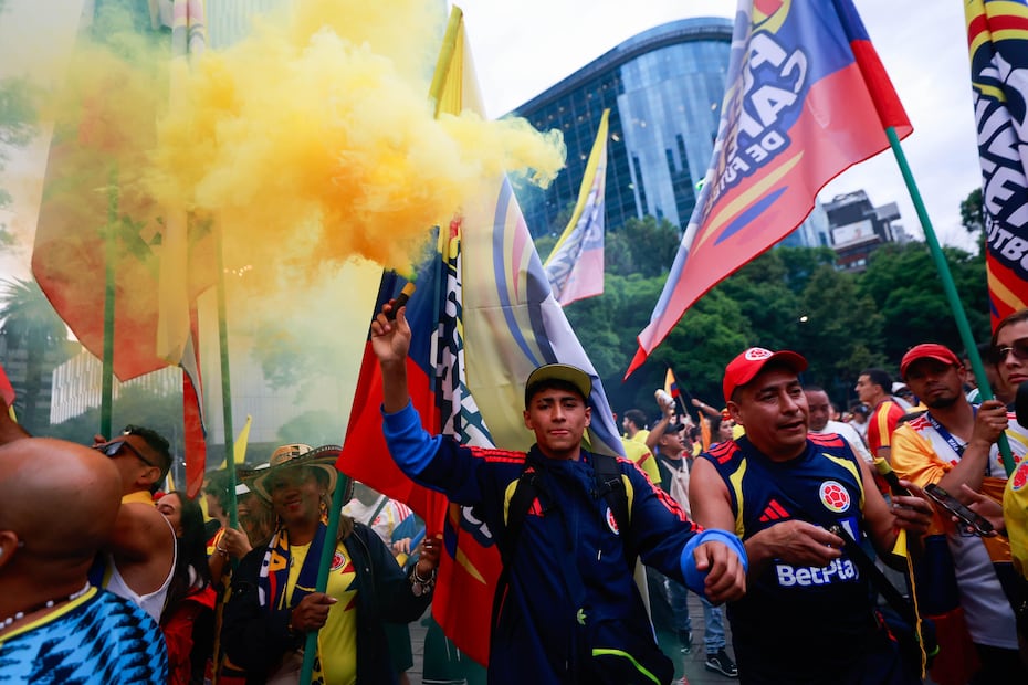 Miles de aficionados colombianos tomaron el Ángel de la Independencia antes del debut en la Copa del Mundo / Fotos: Diego Simón Sánchez - EL UNIVERSAL