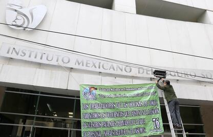 Germán Martínez hace suyas demandas de trabajadores del IMSS
