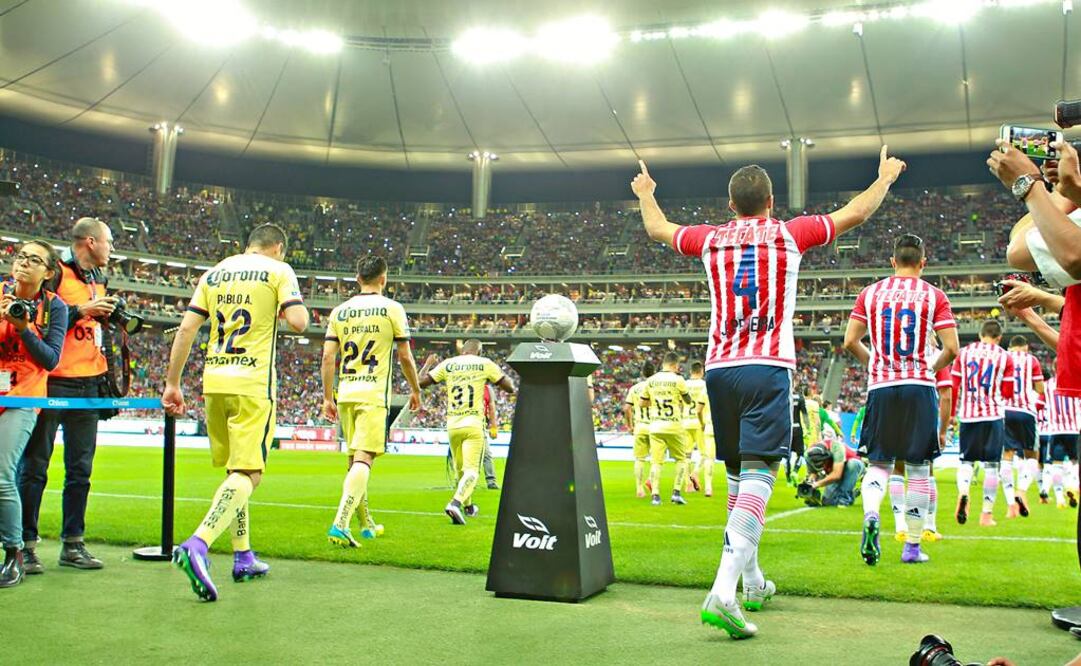 Los dos equipos saltaban a la cancha.