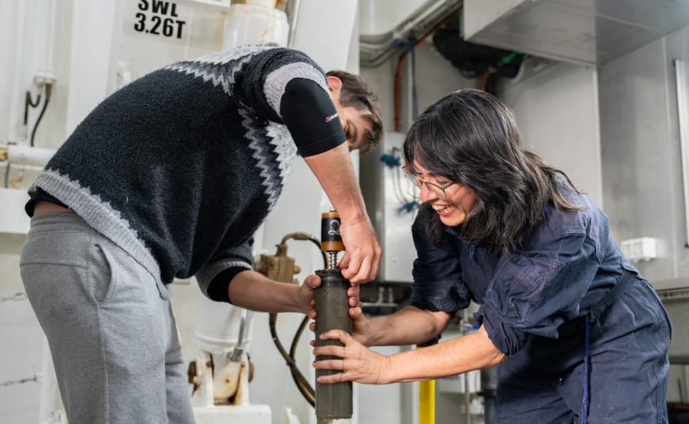 Graziella Bozzano y Emiliano Ocampo procesando un push core, pequeño testigo de sedimento recuperado del fondo marino. Foto: cortesía Misha Vallejo / SOI.