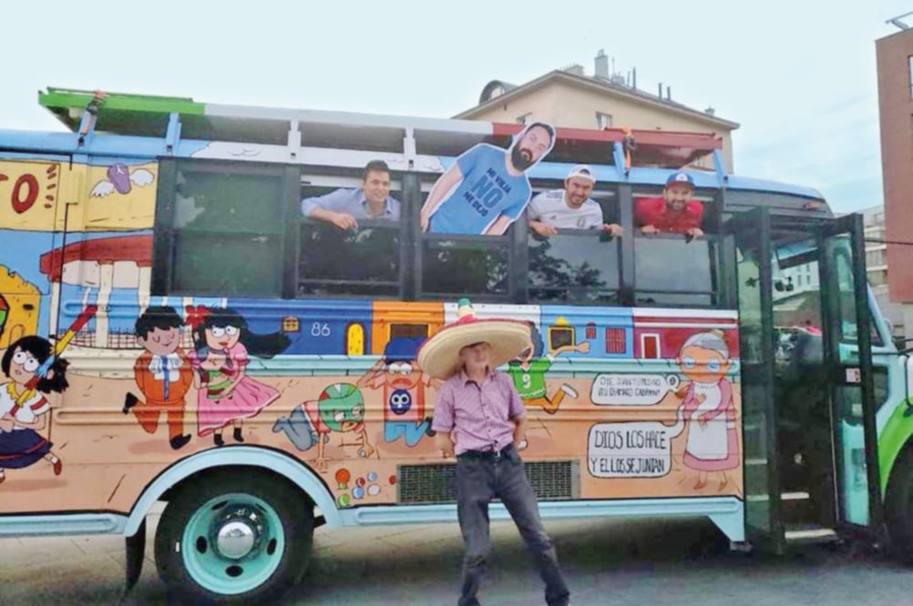 El vehículo La Bendición guarda las características de un camión tradicional de ruta, con estampitas de la Virgen, peluches, el Libro Vaquero y el Chapulín Colorado en la cabina; por fuera lleva el colorido mexicano. (TOMADA DE FACEBOOK)