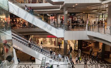 ¡Atrapada! Captan a mujer en centro comercial intercambiando ropa de una marca a otra