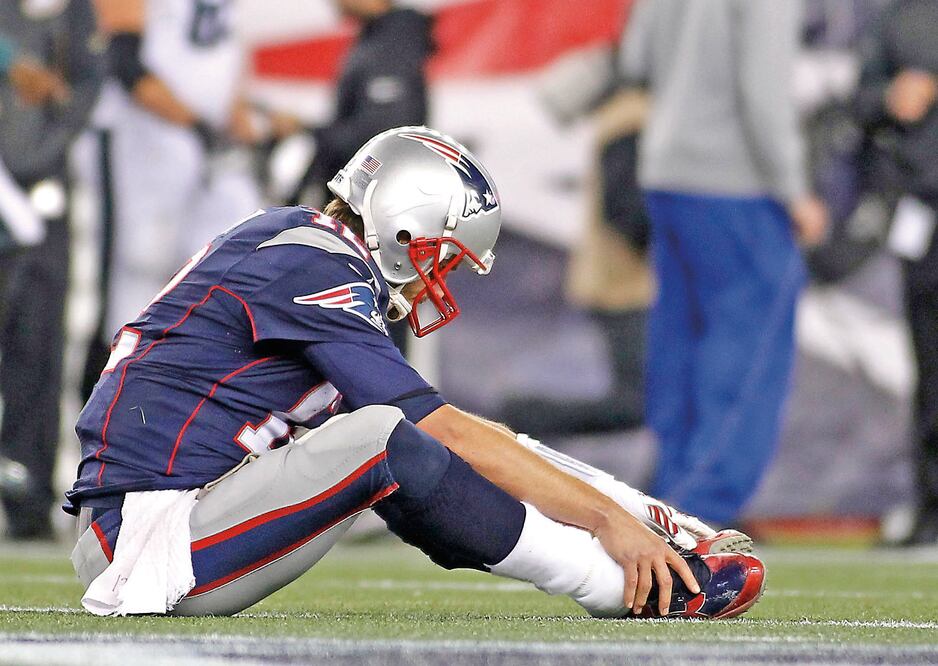 Tom Brady lució desolado al sufrir una intercepción de 99 yardas para anotación por parte de Eagles (STEW MILNE. USA TODAY SPORTS)
