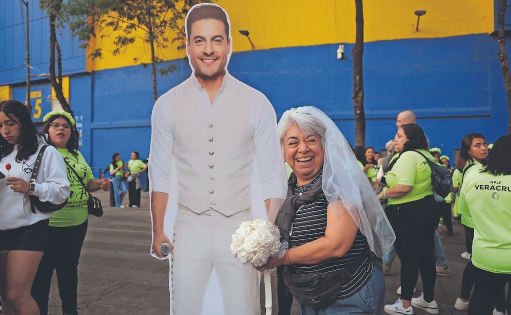 Previo a corear sus hits, los fans se divirtieron a las afueras del recinto con la figura de Carlos. Foto: Gabriel Pano/ EL UNIVERSAL