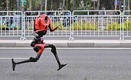 Robot humanoide gana medio maratón en China; supera marca histórica de corredores humanos