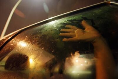 ¿Qué pasa si me descubren en un momento romántico en el coche?