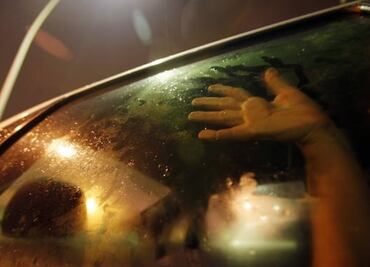 ¿Qué pasa si me descubren en un momento romántico en el coche?