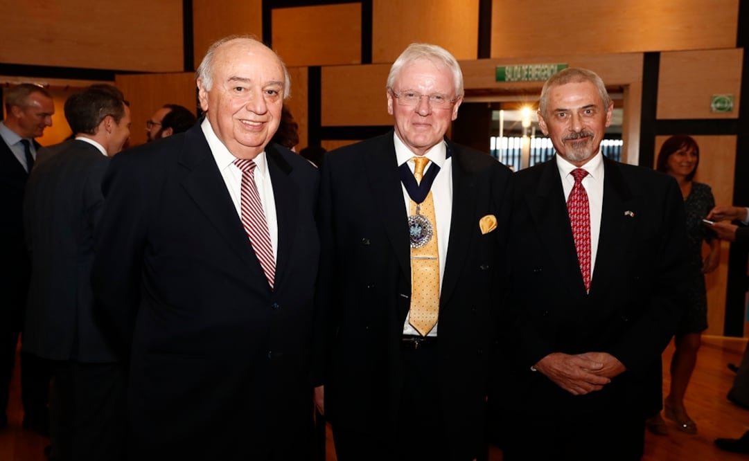Víctor Treviño (L), Rt. Hon. Dr. Andrew Parmley (C), and Stephen J. Smith OBE (R) during the reception last Tuesday at the Anglo Arts Centre - Photo: Yadin Xolalpa/ EL UNIVERSAL 