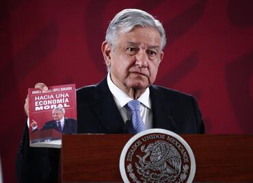 AMLO presume su libro sobre economía