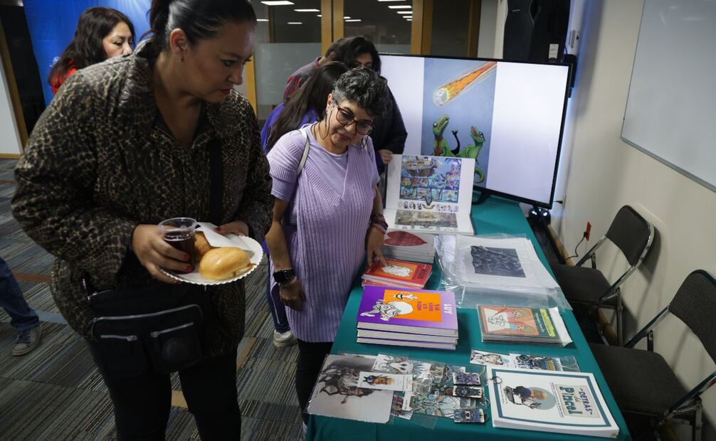 Los asistentes a la charla "Más allá del cartón" pudieron adquirir dibujos y libros de los caricaturistas. | Foto: Carlos Odín.