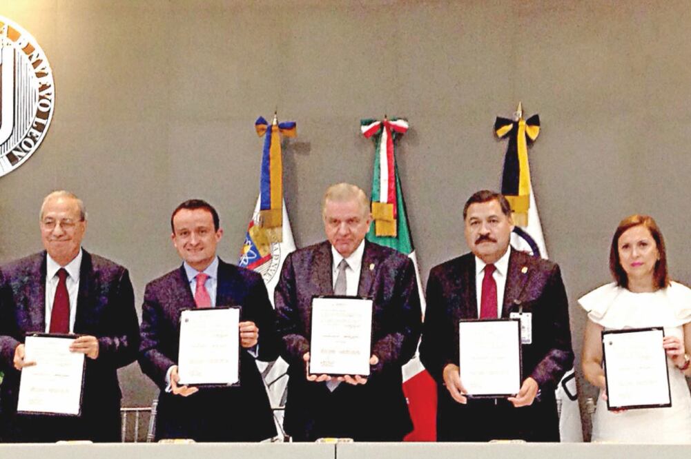 Mikel Arreola, titular de la Cofepris (segundo de izquierda a derecha), durante la firma del convenio con la Universidad Autónoma de Nuevo León (ESPECIAL)