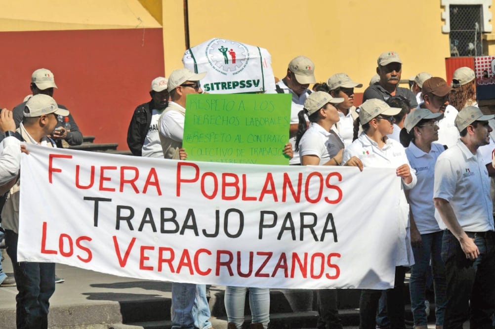 En Veracruz, por el cierre de las 53 oficinas del Seguro Popular, trabajadores se manifestaron frente al Palacio de Gobierno para exigir al gobernador Miguel Angel Yunes Linares que respete sus derechos laborales (MIGUEL ÁNGEL CARMONA. EL UNIVERSAL)