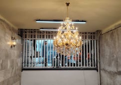 Mundial 2026 en CDMX: Colocan candelabro de gran tamaño en escaleras del Metro Hidalgo; forma parte de remodelación de la estación