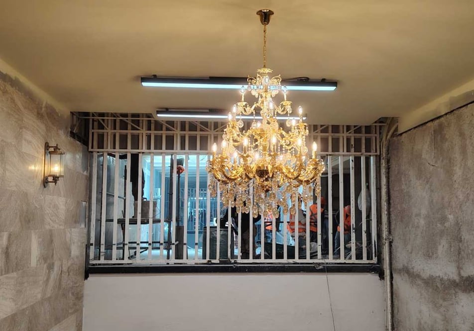 Algunos de los usuarios que pasaban por la escalera, la cual está parcialmente cerrada por los trabajos, tomaban fotografías del candelabro. Foto: Especial