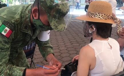 Al ritmo de "Bésame mucho", militares vacunan a adultos mayores de Naucalpan