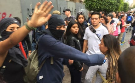 Manifestantes del 2 de octubre se enfrentan con encapuchados