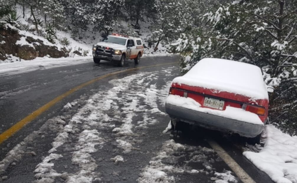 Se acumulan 30 centímetros de nieve en cerro El Potosí de Nuevo León