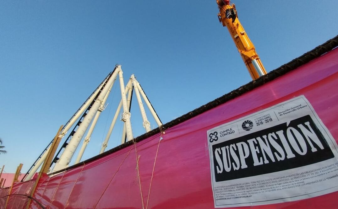 Los trabajos fueron suspendidos desde la tarde de ayer, por la Secretaría de Ecología y Desarrollo Urbano, que colocó sellos en la parte externa del terreno, anteriormente usado como estacionamiento del Mercado Coral Negro. Foto: Especial