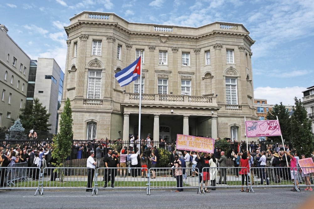 Manifestantes durante la reapertura de la embajada de Cuba, en Washington, donde ya ondea la bandera de la isla. (OLIVER CONTRERAS. XINHUA)