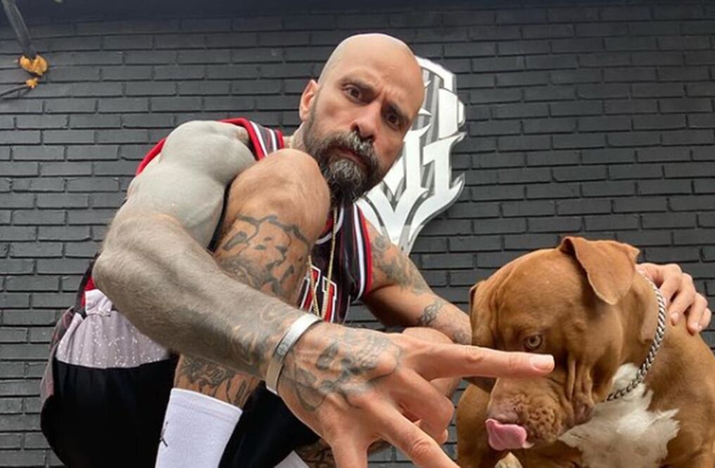 Exnovia de Babo, líder de Cartel de Santa, lo señala de presunta agresión