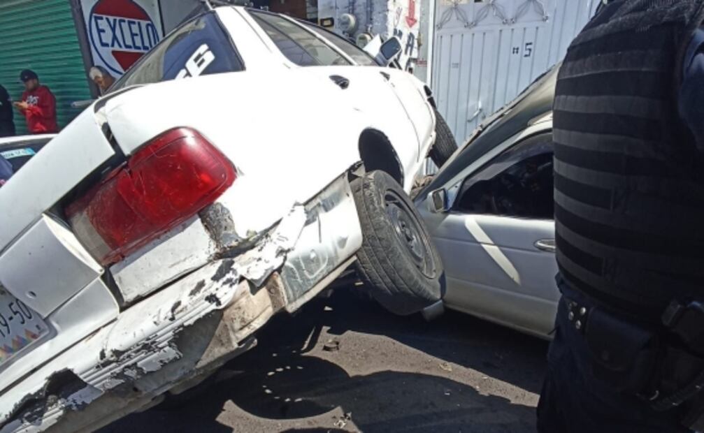 Transporte público "Chimeco" impacta 10 taxis tras quedarse sin frenos; hay un lesionado