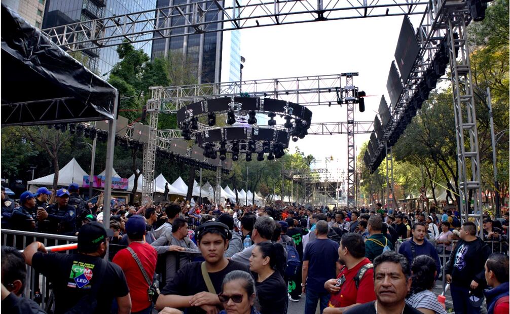 Fans de Polymarchs comienzan a llegar al escenario que se encuentra frente al Ángel de la Independencia donde se celebrará el Año Nuevo. Foto: Yaretzy M. Osnaya/EL UNIVERSAL