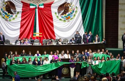 Termina primavera morada en San Lázaro; chocan diputadas por feminicidios