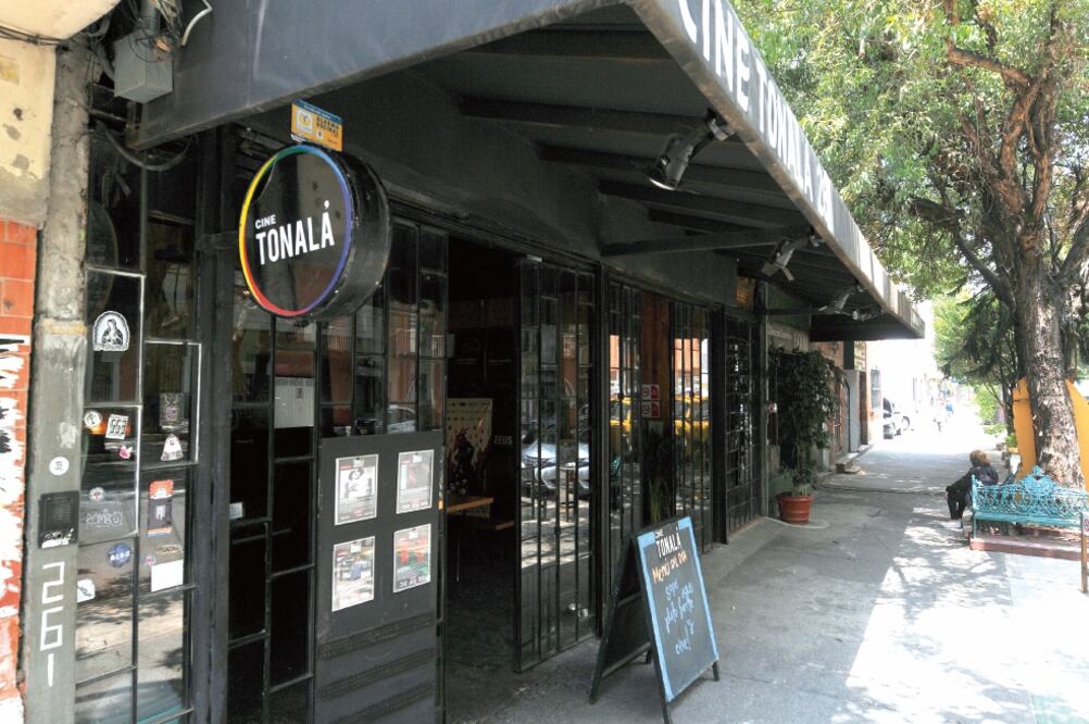 El martes, seis personas ingresaron con armas al Cine Tonalá, en la colonia Roma, y despojaron a clientes de tarjetas de crédito, celulares y una laptop (ARCHIVO EL UNIVERSAL)