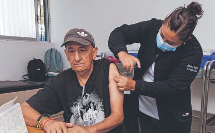 Capitalinos acuden a vacunarse contra influenza y Covid-19