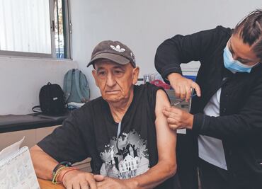 Capitalinos acuden a vacunarse contra influenza y Covid-19