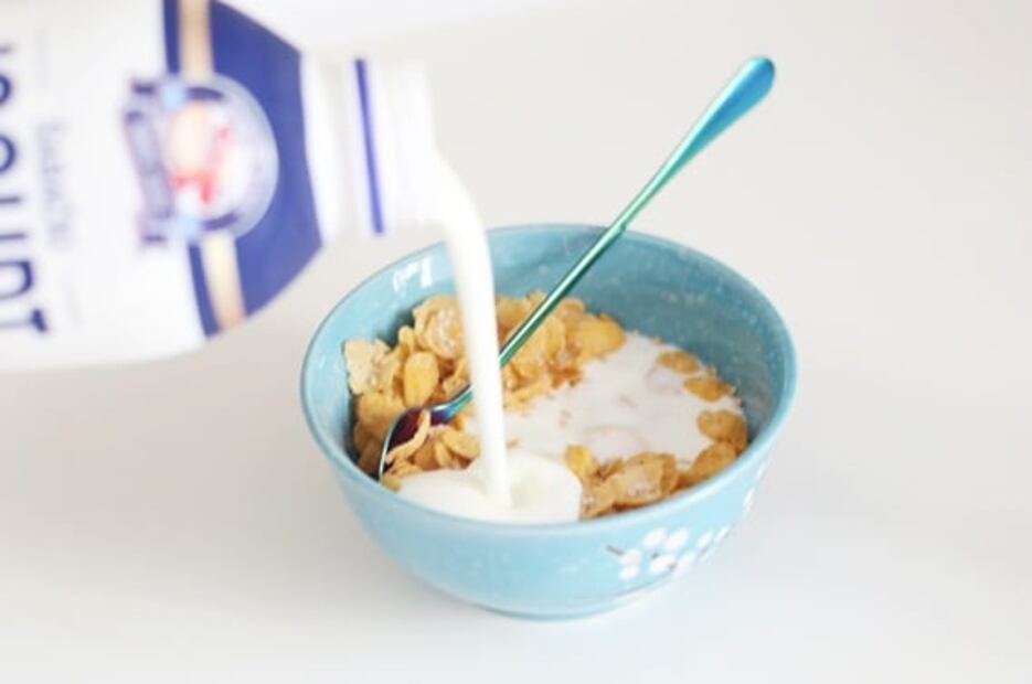 ¿Es malo cenar cereal con leche?