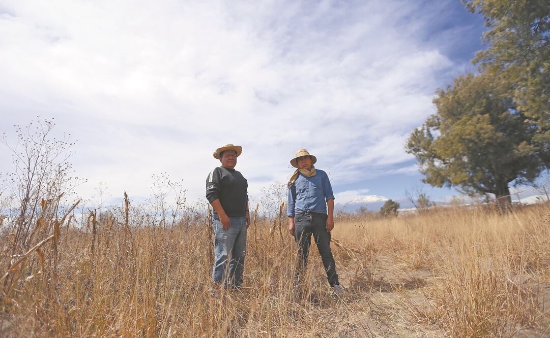 Alejandro Torres y Miguel López, fundadores de la radio comunitaria de Zacatepec, han sido amenazados por su activismo contra las obras derivadas del Proyecto Integral Morelos. Foto: Diego Prado/EL UNIVERSAL