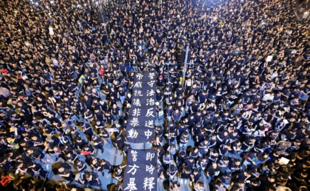 Miles de manifestantes exigen en Hong Kong la dimisión de su líder