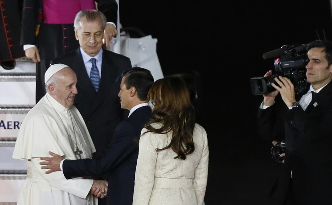El Papa Francisco fue recibido en el Aeropuerto Internacional de la Ciudad de México procedente de La Habana, Cuba, por una comitiva mexicana encabezada por el presidente Enrique Peña Nieto y jerarcas de la Iglesia Mexicana. Foto EFE