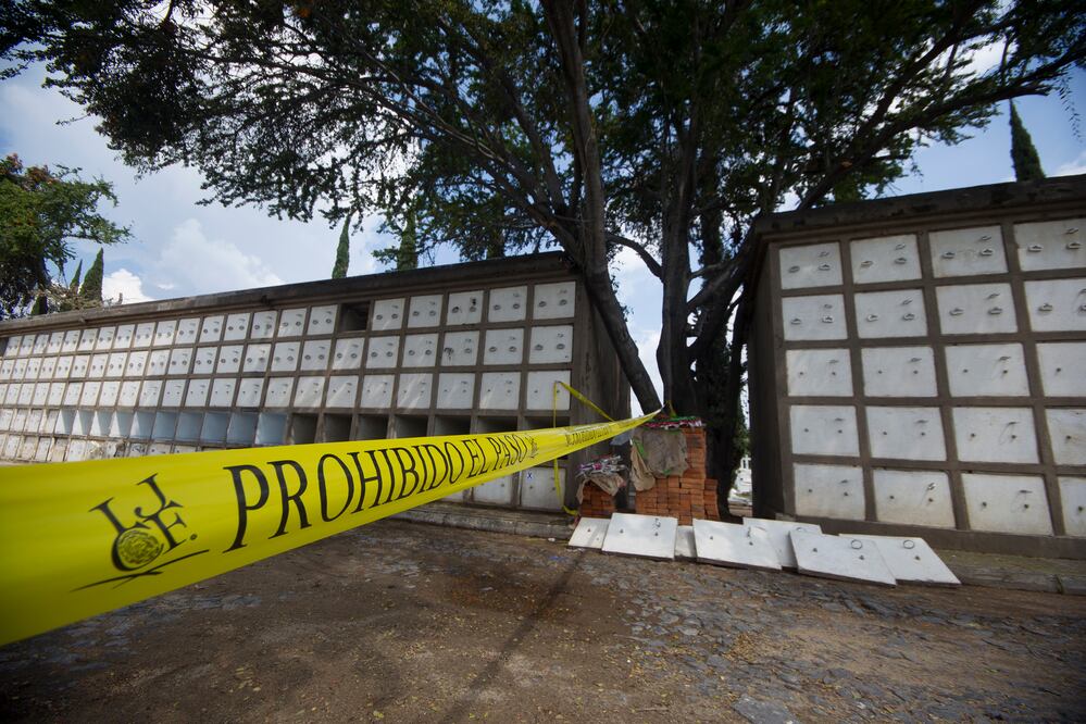 Algunos cuerpos que se encuentran en el cementerio fueron inhumados por personal del Instituto Jalisciense de Ciencias Forenses. Foto: Carlos Zepeda / EL UNIVERSAL