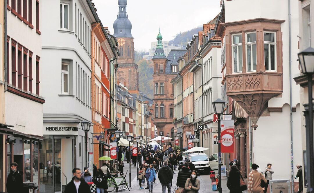 Habitantes de la Ciudad Vieja de Heidelberg, Alemania. El país registró una media de 19 mil 702 casos diarios en los últimos 7 días, lo que no se veía desde abril. FOTO: RONALD WITTEK/ EFE