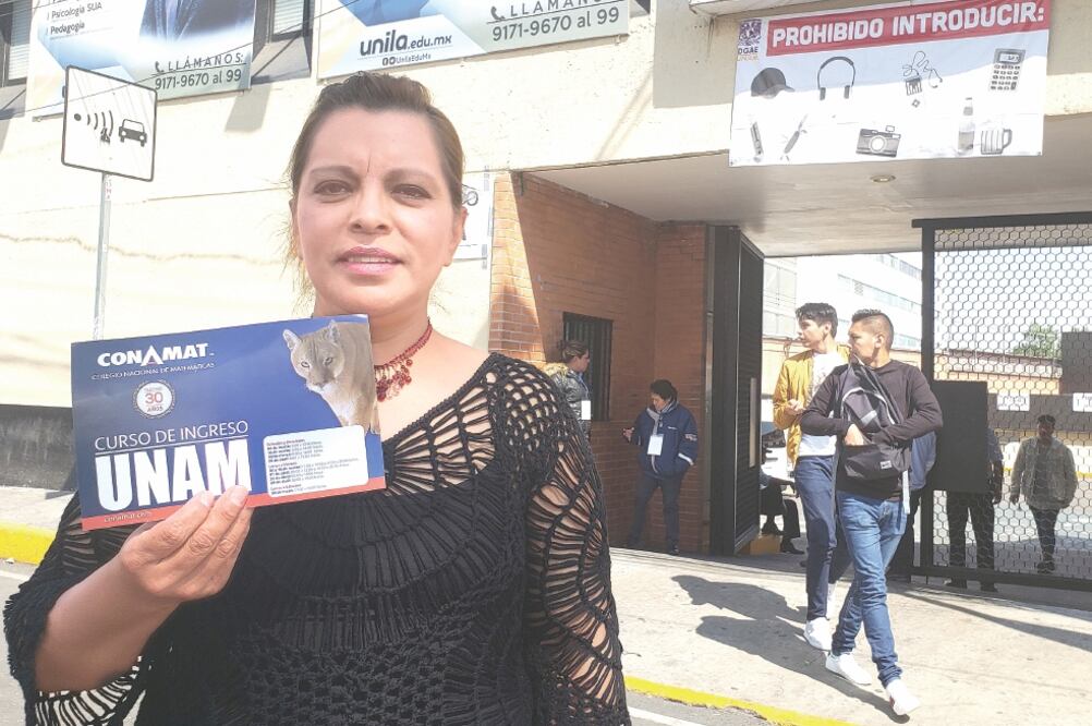 La ilusión de retomar. Irene García relata que hace 30 años dejó sus estudios debido a su embarazo, pero ahora que sus dos hijos han concluido la carrera ella quiere regresar a estudiar. Foto: BERENICE FREGOSO. EL UNIVERSAL