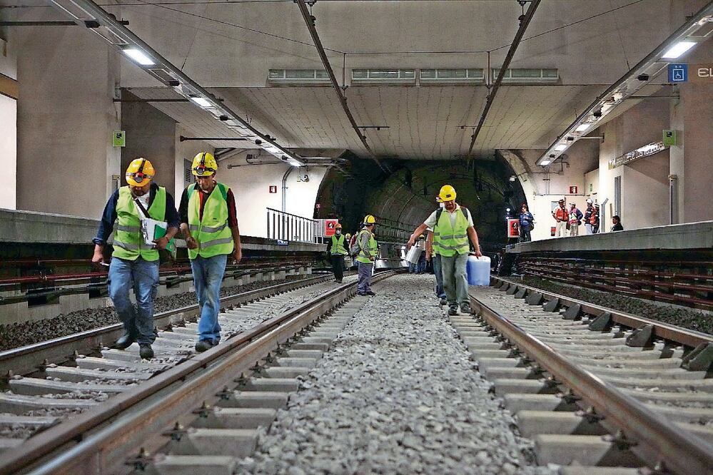 Los trabajos de mantenimiento de las curvas en la Línea Dorada consisten en sustituir los durmientes, mejorar fijación de los rieles con mayor dureza y ajuste sobre elevación y peralte Foto: Archivo/ EL UNIVERSAL 